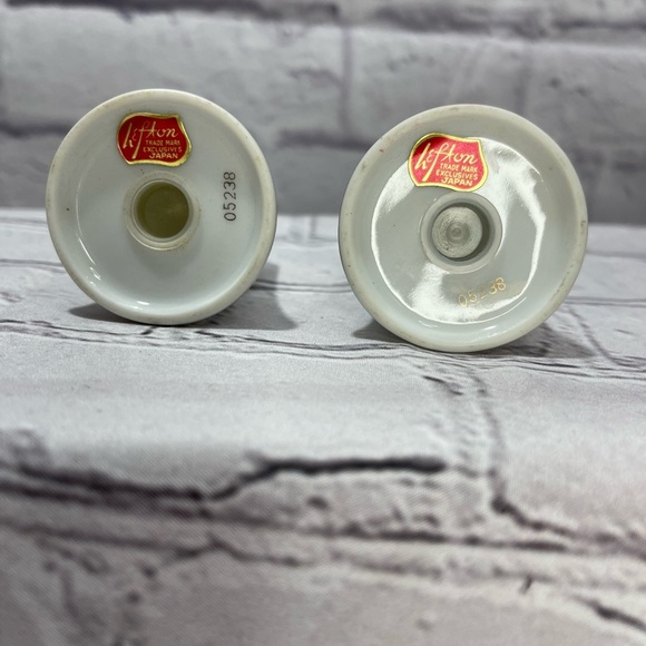 Vintage Lefton Christmas Holly Berries Salt & Pepper Shaker Set - Picture 4 of 6